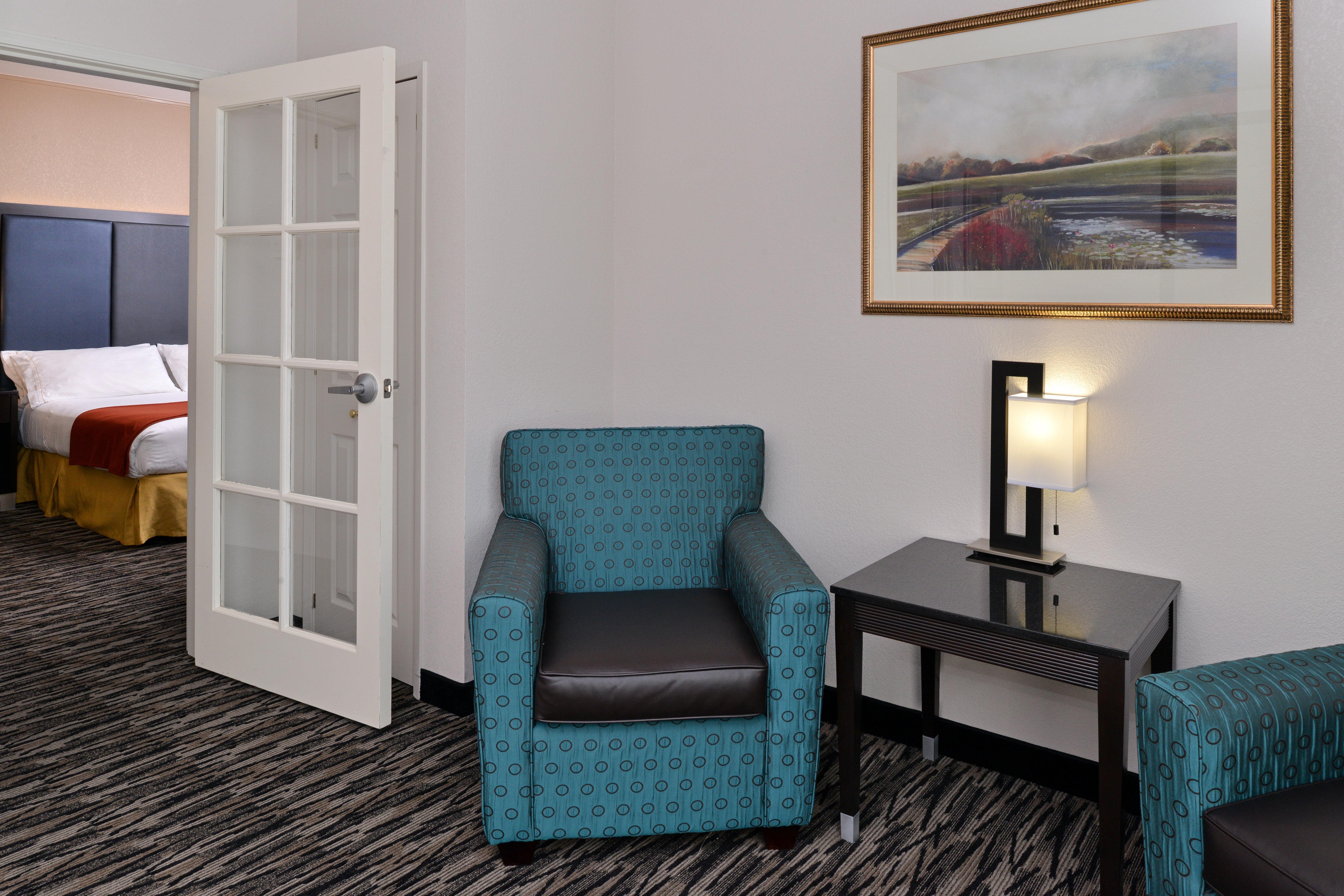 Holiday Inn Express & Suites Tacoma South - Lakewood, An Ihg Hotel Exterior photo